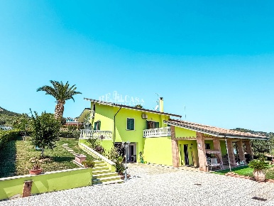 Foto Villa singola in via castani, Martinsicuro di 408 m² con 10 locali