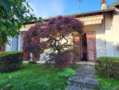 Foto Villa a schiera in via Milano, Samarate Centro di 140 m² con 4 locali