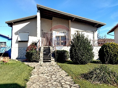 Foto Villa singola in Via Natale Macchi, Galliate di 385 m² con 4 locali