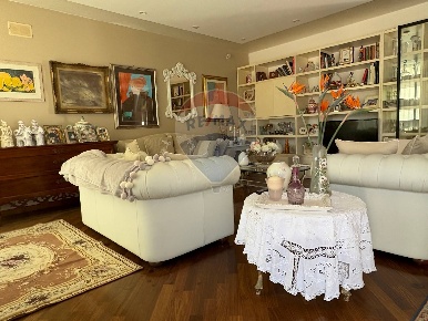 Foto Villa singola in Via Squicciarini, Valenzano di 211 m² con 7 locali