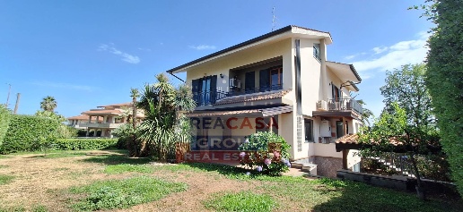 Foto Villa unifamiliare in VIA TROPEA, Aci Sant'Antonio di 198 m²