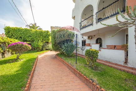 Foto Appartamento in via livorno, Aci Castello Centro di 100 m² in vendita