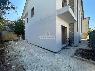 Foto Villa bifamiliare in VIA ROMA, Lonigo Centro di 174 m² con 8 locali