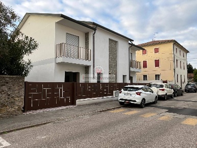 Foto Villa bifamiliare in VIA ROMA, Lonigo Centro di 174 m² con 8 locali