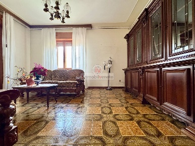 Foto Appartamento in VIA ROMA, Lonigo Centro di 124 m² con 5 locali