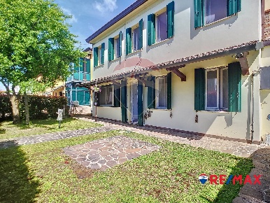 Foto Villa singola in Via Solidarietà, Dolo Centro di 140 m² con 5 locali