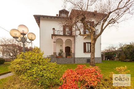 Foto Villa singola in Via Buozzi, Malnate Centro di 300 m² con 8 locali