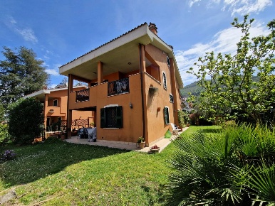 Foto Villa unifamiliare in via dei Lecci, Rocca di Papa Centro di 200 m²