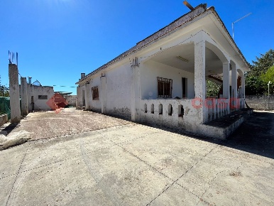 Foto Villa singola in Via Ronciglione snc, Sava di 160 m² con 5 locali
