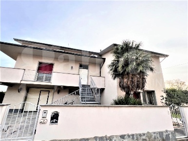 Foto Villa singola a Ponsacco Centro di 280 m² con 7 locali in vendita
