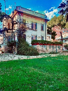 Foto Villa bifamiliare a Silvi Silvi Marina di 550 m² con 15 locali