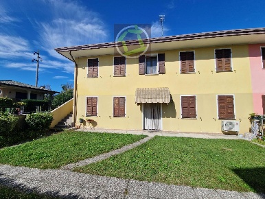 Foto Villa bifamiliare in VIA  69, Cordenons Centro di 149 m² con 11 locali