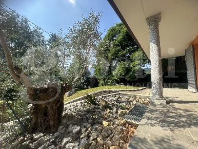 Foto Villa unifamiliare in Via Parini 1, Erba Centro di 500 m² in vendita