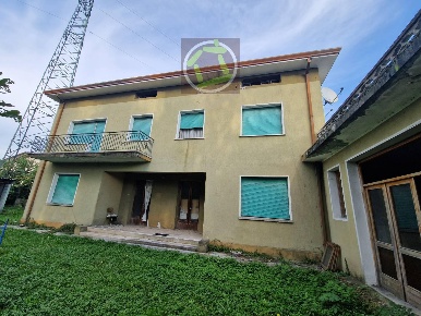 Foto Appartamento a Cordenons Centro di 116 m² con 7 locali in vendita