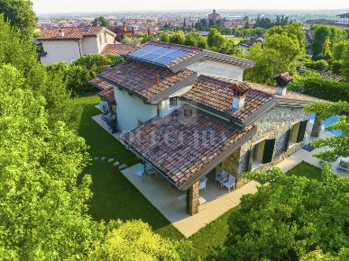 Foto Villa unifamiliare in via valsorda, Lonato del Garda di 320 m²