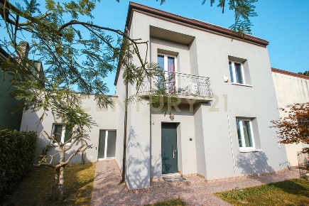Foto Villa unifamiliare in Via Frescà 84, Cerea Centro di 238 m² in vendita