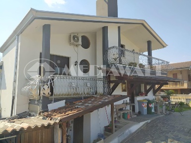 Foto Villa bifamiliare in Via Chiesa 27, Codroipo Centro di 220 m²