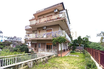 Foto Appartamento in Via Elio Vittorini 14, Aci Castello Centro di 111 m²