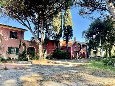 Foto Villa unifamiliare in Stagno, Collesalvetti di 1900 m² con 10 locali
