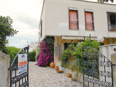 Foto Appartamento in via delle rondini 82, Ardea di 93 m² con 3 locali