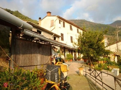 Foto Casa indipendente a Pietrasanta di 150 m² con 8 locali in vendita