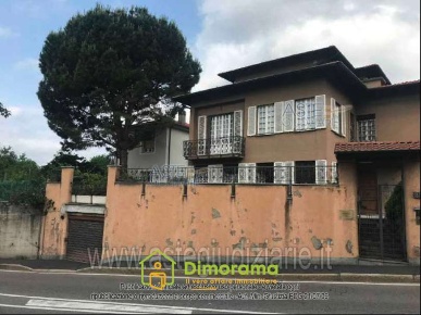 Foto Appartamento in Via E. Trentini 30, Varese Casbeno di 119 m²