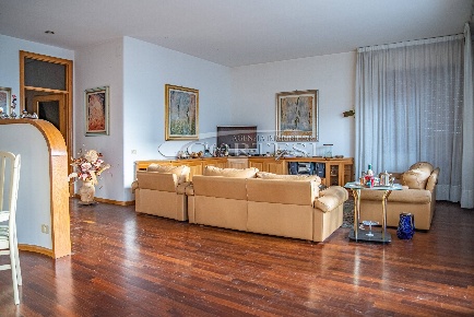 Foto Villa bifamiliare a Umbertide di 370 m² con 18 locali in vendita
