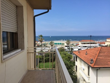 Foto Appartamento a Viareggio Lungomare di 95 m² con 5 locali in vendita
