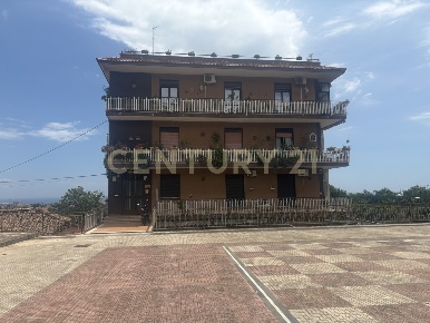 Foto Appartamento in Via FinocchiarI 143, Aci Catena Centro di 148 m²