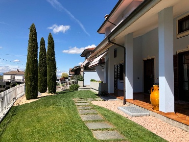 Foto Villa singola in Strada del Gianoglio, Mondovì di 326 m² con 7 locali