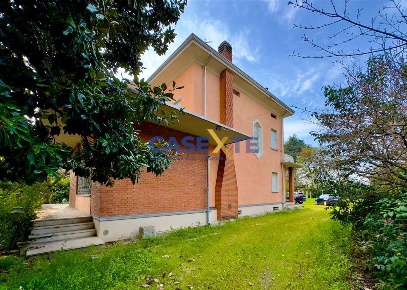Foto Villa unifamiliare in Dosso del Corso, Mantova di 890 m² con 9 locali