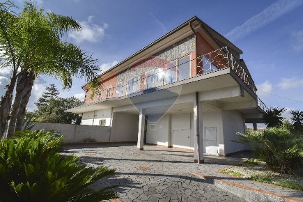 Foto Villa singola in Via Gaetano Donizetti, Pedara Centro di 286 m²
