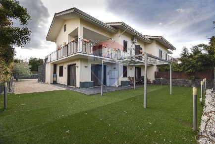 Foto Villa bifamiliare in Vicolo Pietro Nenni, Pedara Centro di 160 m²