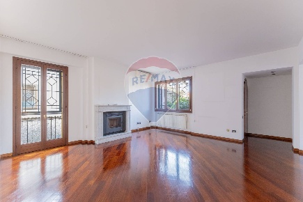 Foto Villa singola in via monte bianco, Castellanza di 200 m² con 4 locali