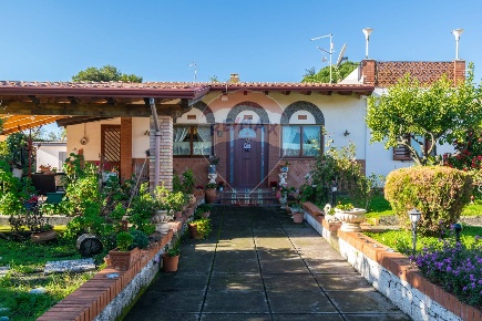 Foto Villa singola in Via Giuseppe Mazzini, Pedara Centro di 100 m²