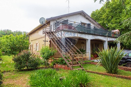 Foto Villa singola in Via L. Bolano, Pedara Centro di 235 m² con 14 locali