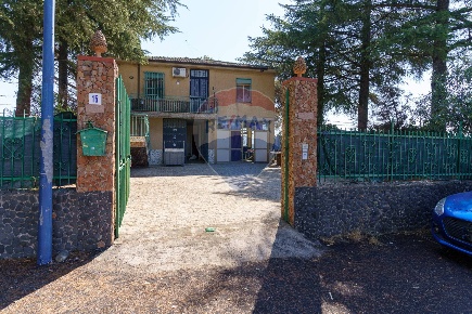 Foto Villa singola in Via Aci Castello, Pedara Centro di 220 m² in vendita