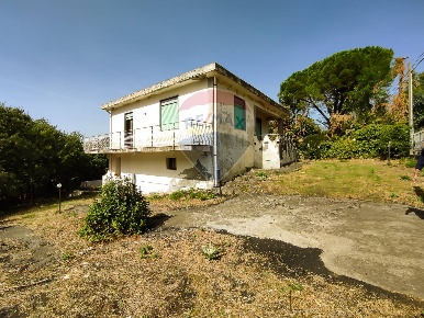 Foto Villa unifamiliare a Pedara Centro di 134 m² con 5 locali in vendita