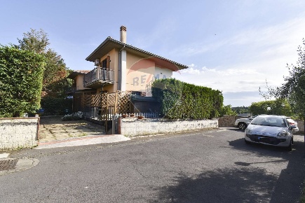 Foto Villa bifamiliare in via Etnea, Pedara Centro di 160 m² con 7 locali
