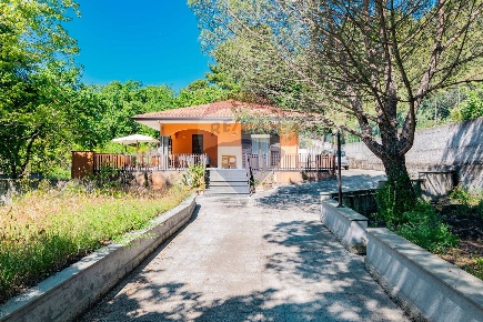 Foto Villa singola in Via Federico II di Svevia, Pedara Centro di 100 m²