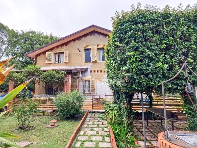 Foto Villa singola in Tarderia, Pedara Centro di 230 m² con 9 locali