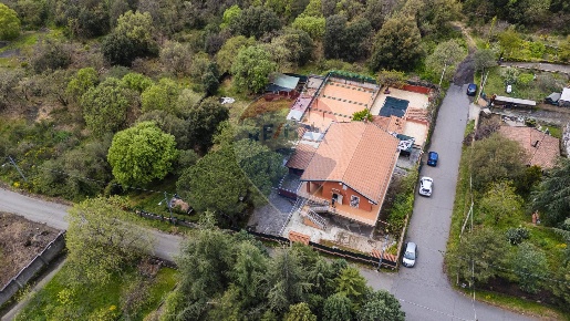 Foto Villa bifamiliare in Via Cesare Beccaria, Pedara Centro di 300 m²