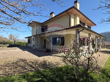 Foto Villa singola in Via Braccio San Pellegrino, Gualdo Tadino di 542 m²