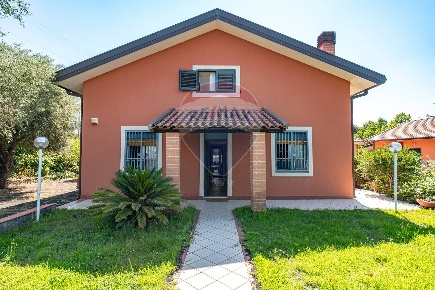 Foto Villa singola in Via della Resistenza, Pedara Centro di 172 m²