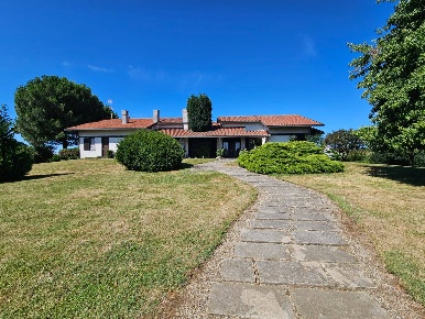 Foto Villa singola in via Gramsci, Oleggio Centro di 350 m² con 6 locali