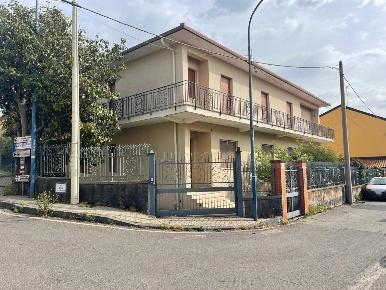 Foto Villa unifamiliare a Pedara Centro di 300 m² con 10 locali in vendita