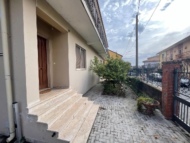 Foto Villa unifamiliare a Pedara Centro di 300 m² con 10 locali in vendita