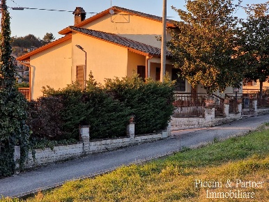 Foto Villa singola in Via della Costa  12, Magione San Savino di 370 m²