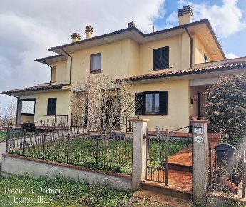Foto Appartamento in Via Fioretti, Castiglione del Lago Pozzuolo di 150 m²