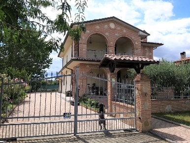 Foto Villa unifamiliare in Via Saragat 18, Castiglione del Lago di 300 m²